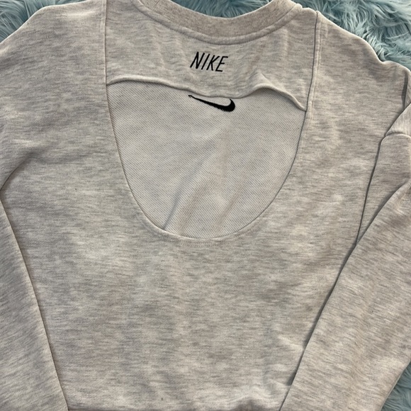 EUC! SOFT Grey Cropped Nike Sweatshirt! Size small! - Picture 4 of 4